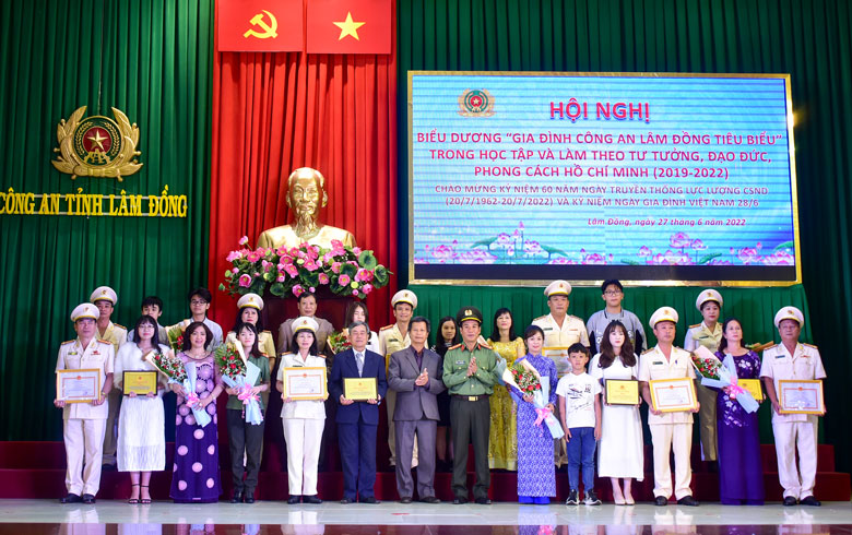 Biểu dương 16 gia đình công an tiêu biểu