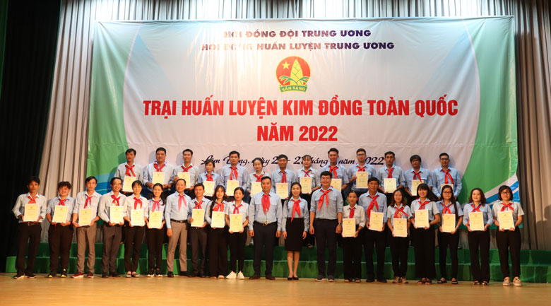 Hội đồng Đội Trung ương trao 30 kỷ lục cho 30 trại sinh có kết quả cao nhất ở mỗi môn thi