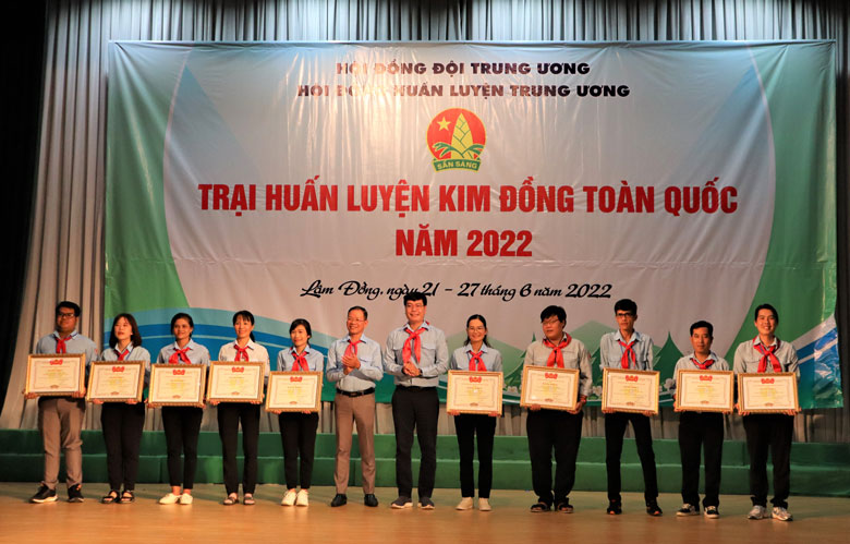 Hội đồng Đội Trung ương tặng bằng khen cho 10 trại sinh xuất sắc nhất tại Trại huấn luyện