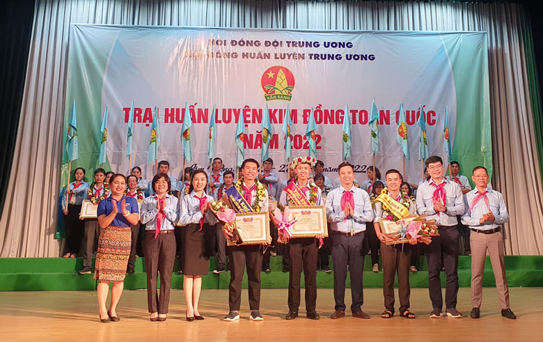 Tặng bằng khen của Ban Chấp hành Trung ương Đoàn cho các trại sinh có kết quả các môn thi cao nhất tại Trại huấn luyện