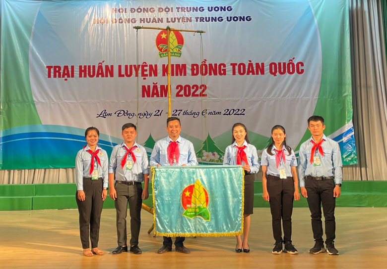 Nghi thức hạ cờ trại và công bố đơn vị đăng cai năm 2023 - Hội đồng Đội tỉnh Bình Dương