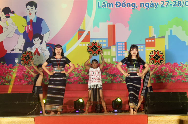 Trang phục truyền thống của thiếu nữ K’Ho đến từ Lâm Hà