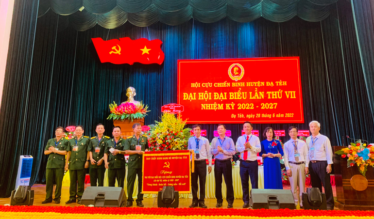 Lãnh đạo huyện Đạ Tẻh tặng hoa và bức trướng chúc mừng Đại hội
