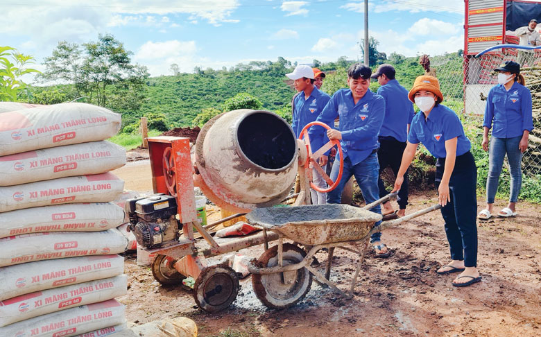 Thanh niên chung sức xây dựng nông thôn mới