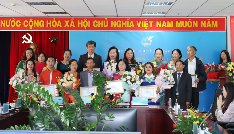 Hội LHPN tỉnh tôn vinh 31 hộ gia đình tiêu biểu
