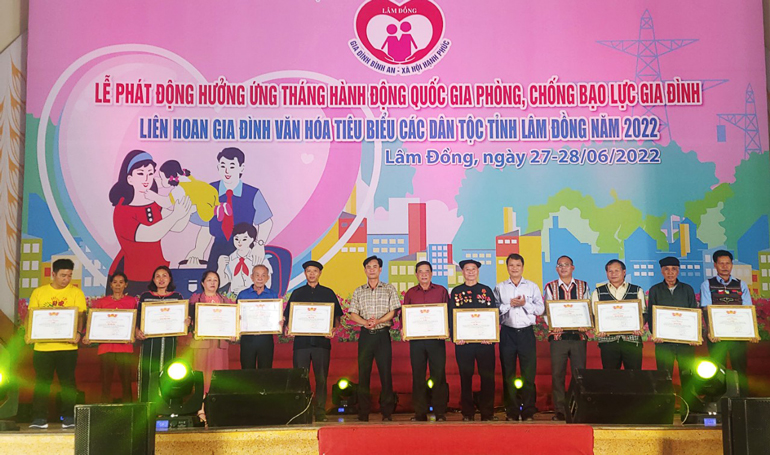Tặng giấy khen của Sở Văn hóa Thể thao và Du lịch cho các gia đình tham dự liên hoan