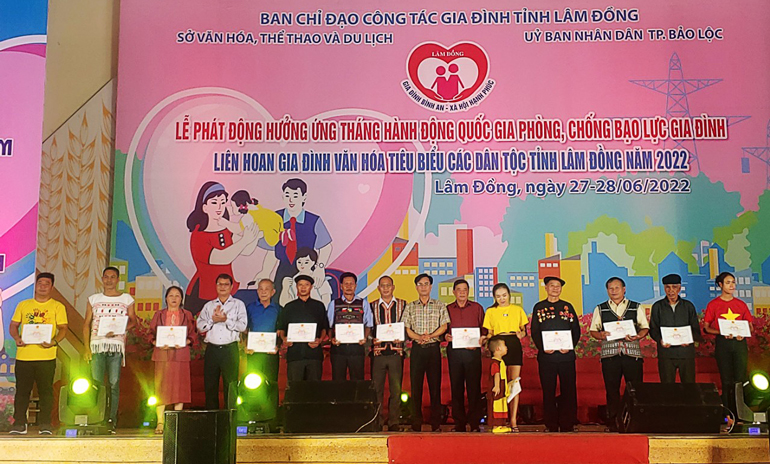 Trao giải thưởng các cuộc thi