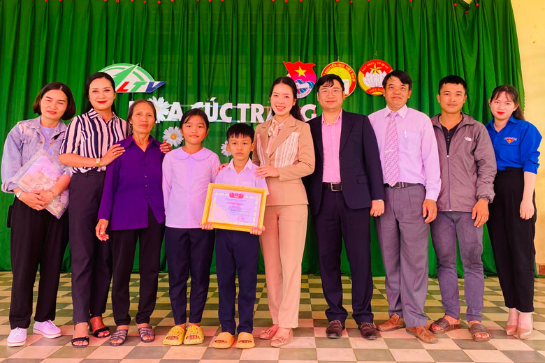 Trên 260 triệu đồng hỗ trợ học sinh trong chương trình Hoa Cúc Trắng