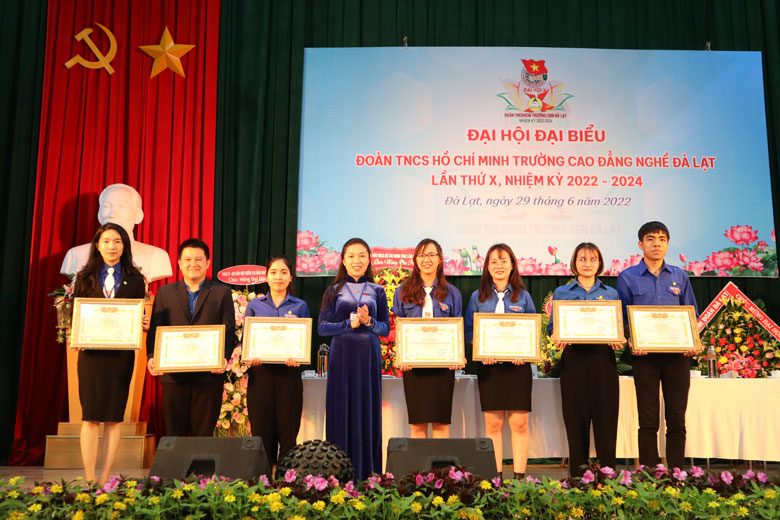 Ban Thường vụ Tỉnh Đoàn tặng bằng khen cho 2 tập thể và 5 cá nhân có thành tích xuất sắc trong công tác Đoàn và phong trào thanh niên nhiệm kỳ 2019 - 2022