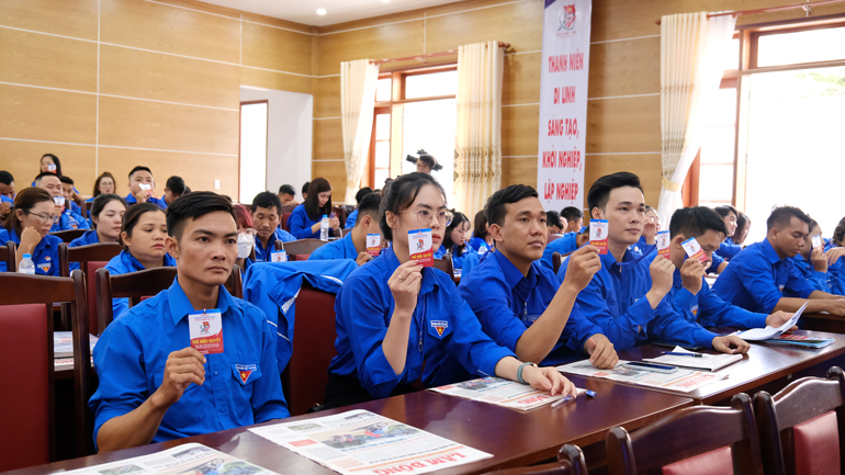 Đại biểu biểu quyết thông qua các chỉ tiêu của nhiệm kỳ mới
