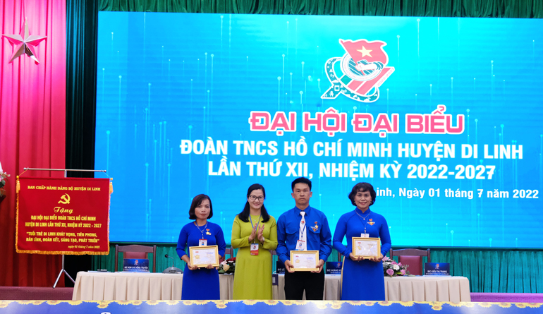 Tặng Kỷ niệm chương Vì thế hệ trẻ