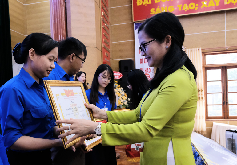 Tặng bằng khen của Tỉnh Đoàn Lâm Đồng cho các tập thể, cá nhân có thành tích xuất sắc trong công tác đoàn và phong trào thanh thiếu nhi giai đoạn 2017 – 2022