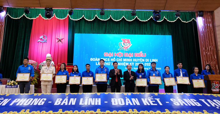 Tặng giấy khen của UBND huyện cho các cá nhân, tập thể có thành tích xuất sắc
