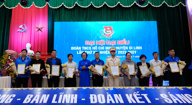 Tặng hoa cảm ơn các đơn vị đồng hành cùng Đại hội