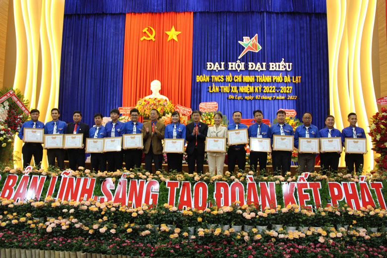 UBND TP Đà Lạt khen thưởng cho các cá nhân và tập thể có thành tích xuất sắc