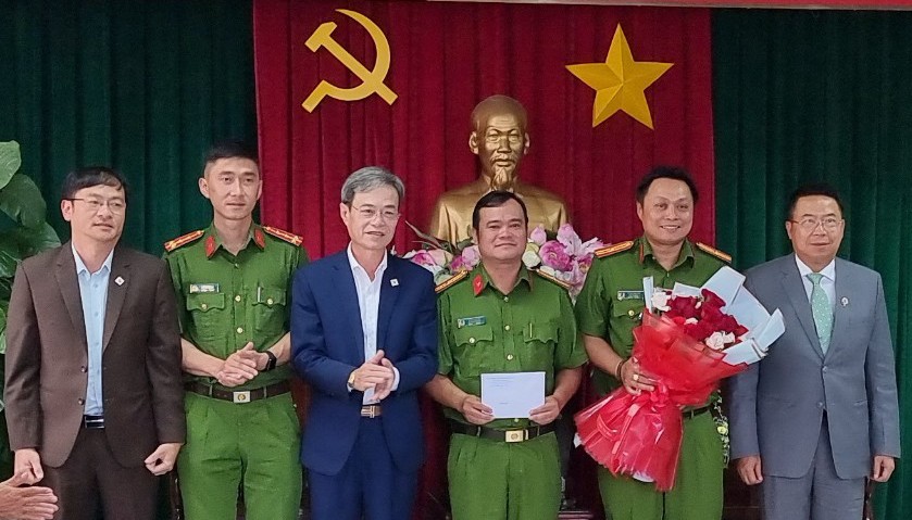 Đà Lạt: Khen thưởng đột xuất Đội Cảnh sát Hình sự triệt phá nhóm trộm cắp tài sản của du khách