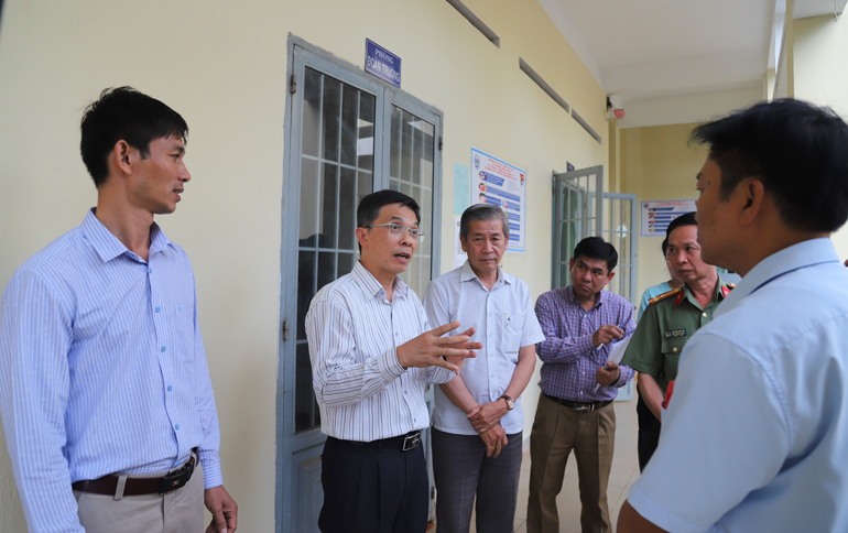 Đồng chí Đặng Trí Dũng – Phó Chủ tịch UBND tỉnh Lâm Đồng đánh giá cao công tác chuẩn bị chu đáo cho Kỳ thi tại Điểm thi Trường THPT Nguyễn Du
