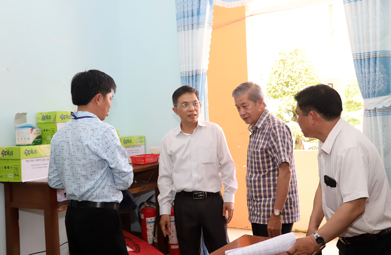 Đồng chí Đặng Trí Dũng kiểm tra công tác chuẩn bị kỳ thi tốt nghiệp tại 3 huyện phía Nam