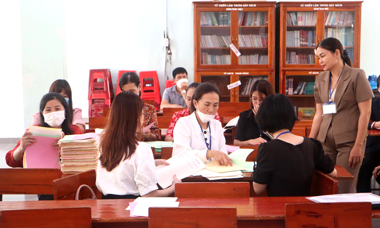 Các bộ coi thi tại điểm thi Trường THPT Cát Tiên kiểm tra các ấn phẩm phục vụ cho Kỳ thi theo quy định