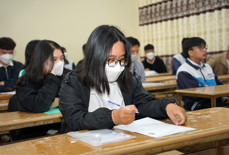 Thí sinh làm thủ tục thi