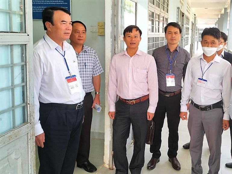 Đồng chí Phạm S kiểm tra công tác chuẩn bị kỳ thi tốt nghiệp THPT năm 2022