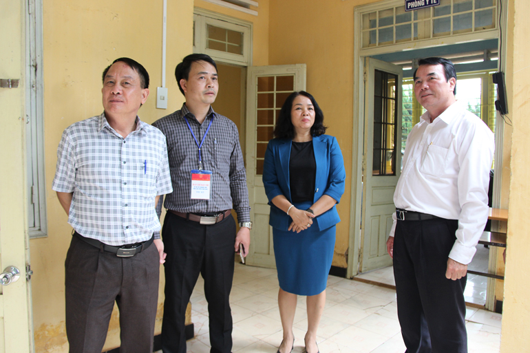 Đoàn kiểm tra phòng thi của thí sinh thi tại điểm thi Trường Trường THPT Đức Trọng (huyện Đức Trọng)