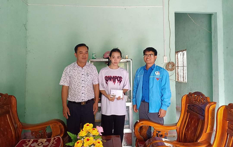 Đạ Huoai: Thăm, tặng quà cho học sinh có hoàn cảnh khó khăn trước Kỳ thi THPT năm 2022