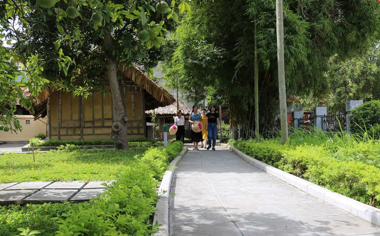Thăm Khu lưu niệm và Nhà trưng bày thân thế, sự nghiệp Tổng Bí thư Nguyễn Văn Cừ
