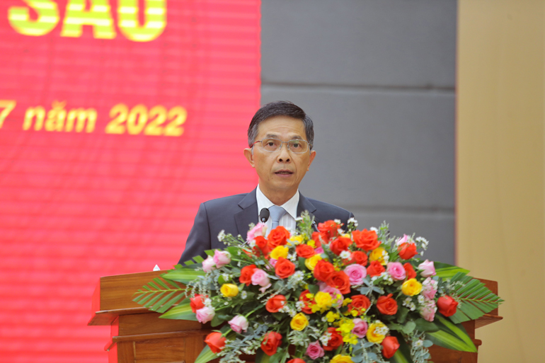 Đồng chí Đặng Trí Dũng - Ủy viên Ban Thường vụ Tỉnh ủy, Phó Chủ tịch UBND tỉnh báo cáo về tình hình thực hiện kế hoạch phát triển kinh tế - xã hội 6 tháng đầu năm và giải pháp thực hiện nhiệm vụ phát triển kinh tế - xã hội 6 tháng cuối năm 2022. Ảnh: Nguyệt Thu - Chính Thành