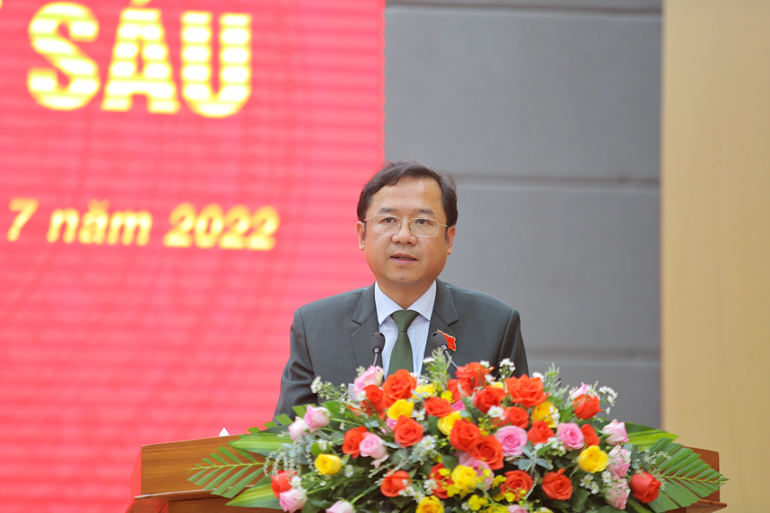 Đồng chí Tôn Thiện Đồng - Phó Chủ tịch HĐND tỉnh đã báo cáo kỳ họp về tổng hợp ý kiến, kiến nghị của cử tri ở địa phương trình Kỳ họp thường lệ giữa năm 2022 của HĐND tỉnh; Báo cáo kết quả giám sát việc giải quyết các kiến nghị của cử tri ở địa phương gửi đến Kỳ họp thường lệ cuối năm 2021 của HĐND tỉnh