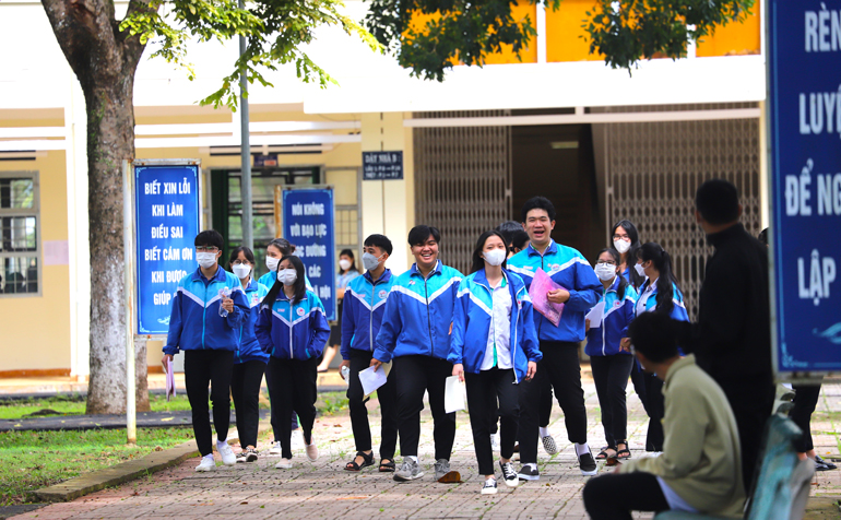 Niềm vui cửa các thí sinh sau khi kết thúc môn thi Ngữ văn