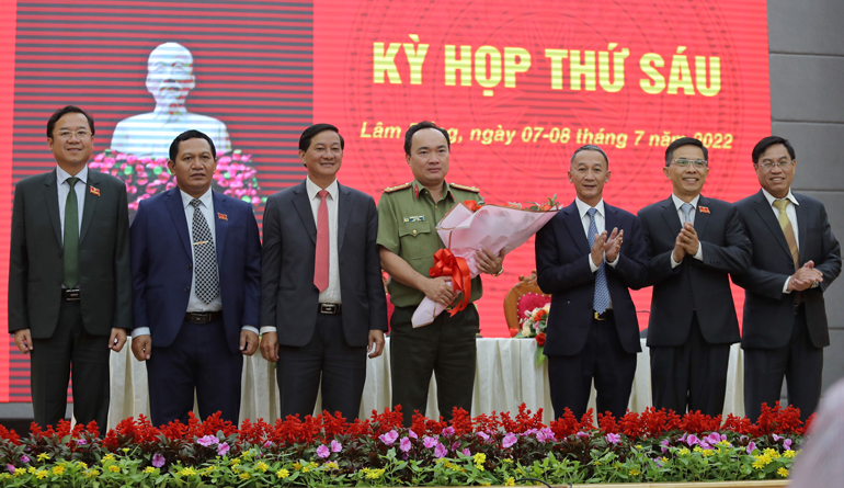 Lãnh đạo Tỉnh uỷ, UBND tỉnh tặng hoa chúc mừng đồng chí Trương Minh Đương được bầu vào Ủy viên UBND tỉnh, đạt tỷ lệ 100% đại biểu có mặt tại kỳ họp