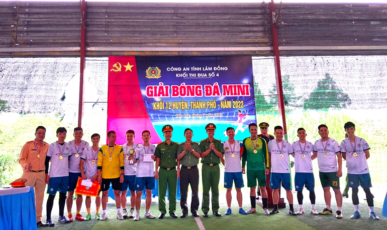 Công an Di Linh vô địch Giải Bóng đá mini Khối thi đua số 4
