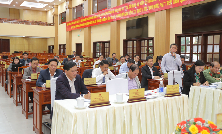 Đại biểu HĐND tỉnh thảo luận tại tổ về nhiều vấn đề quan trọng