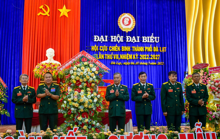Hội Cựu chiến binh tỉnh tặng hoa chúc mừng Đại hội