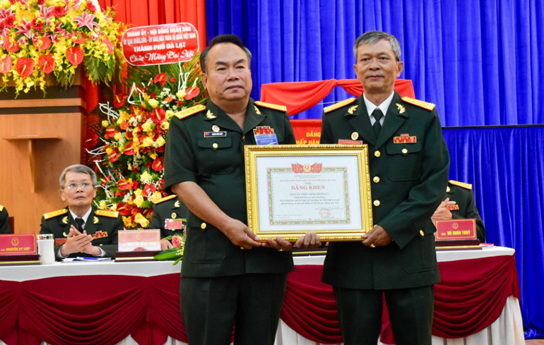 Cựu chiến binh Phường 2 nhận bằng khen của Trung ương Hội Cựu chiến binh