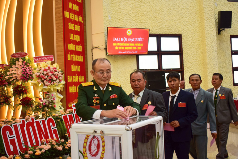 Các đại biểu bỏ phiếu bầu Ban Chấp hành khóa mới