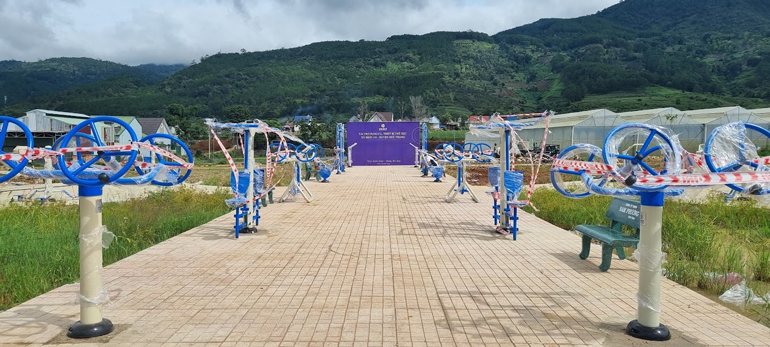 Công ty TNHH Sandals tài trợ dụng cụ, thiết bị thể dục thể thao ngoài trời cho người dân xã Hiệp An, Đức Trọng