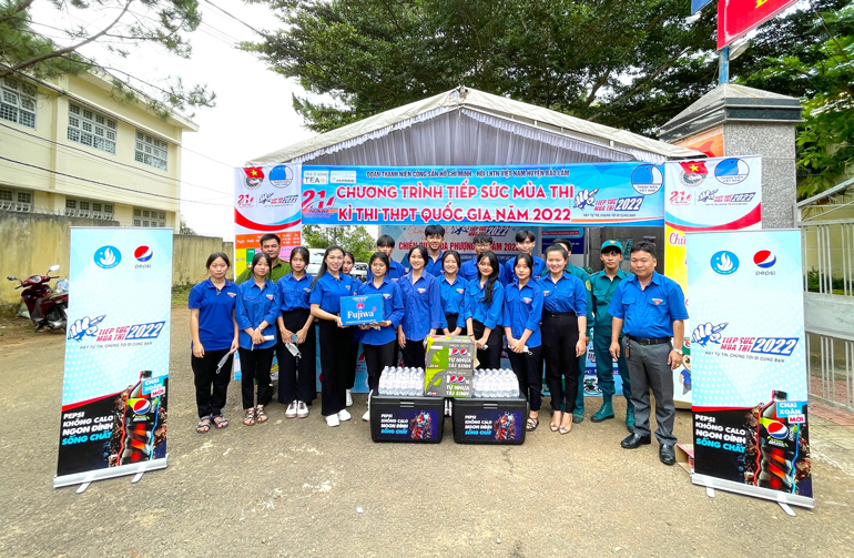 Chí Trần Diệp Mỹ Dung – Phó Bí thư Tỉnh Đoàn kiểm tra công tác tiếp sức mùa thi và tặng nước tại điểm thi trường THPT Lộc An (huyện Bảo Lâm)