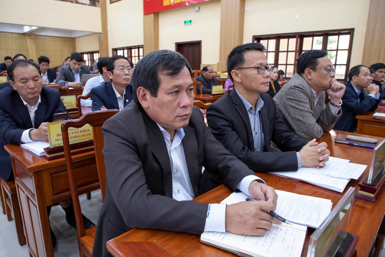 Các đại biểu tham dự phiên họp chất vấn
