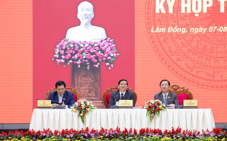 Chủ tọa điều hành kỳ họp
