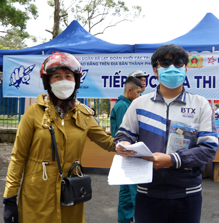 Phụ huynh hạnh phúc khi con kết thúc buổi thi thứ 3