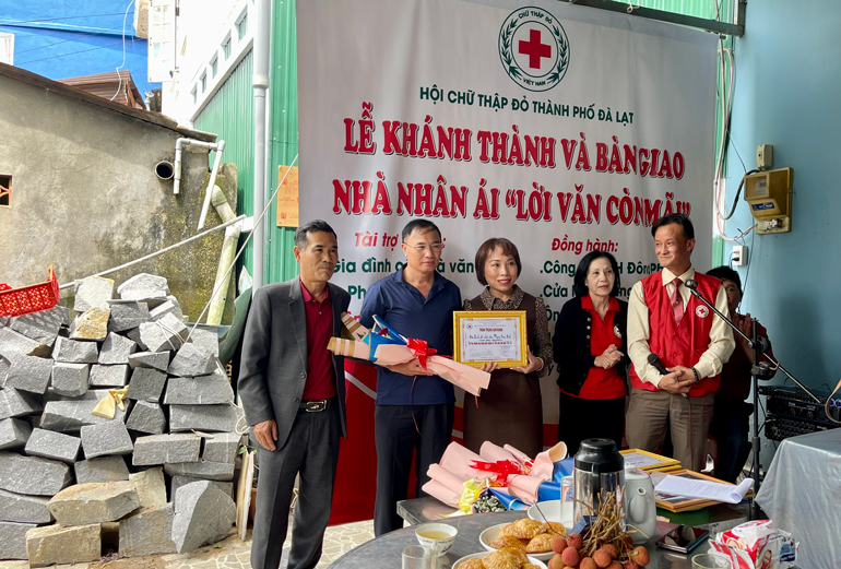 Khánh thành và bàn giao nhà nhân ái ''Lời văn còn mãi''