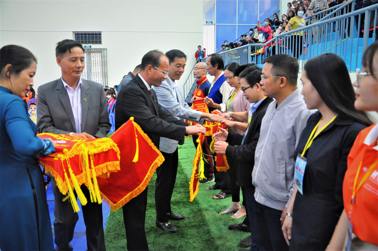 Trao cờ lưu niệm cho các đoàn VĐV