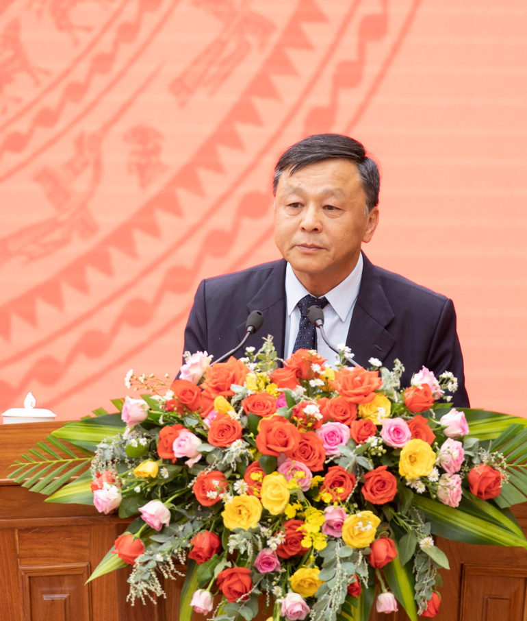 Trưởng Ban Dân tộc tỉnh trình bày dự thảo nghị quyết về phân bổ ngân sách nhà nước thực hiện mục tiêu quốc gia phát triển kinh tế - xã hội vùng đồng bào dân tộc thiểu số