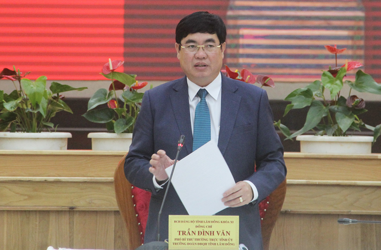 Đồng chí Trần Đình Văn - Phó Bí thư Thường trực Tỉnh ủy, Trưởng đoàn Đại biểu Quốc hội tỉnh phát biểu điều hành hội nghị