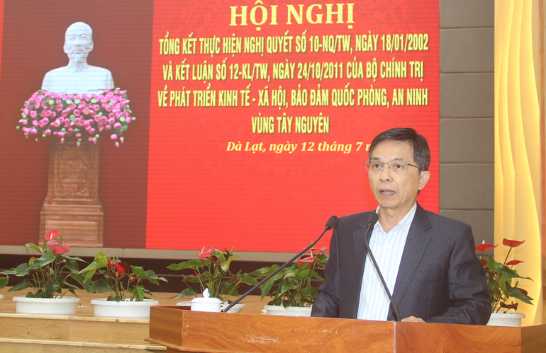 Đồng chí Đặng Trí Dũng - Ủy viên Ban Thường vụ Tỉnh ủy, Phó Chủ tịch UBND tỉnh trình bày báo cáo tổng kết thực hiện Nghị quyết số 10-NQ/TW