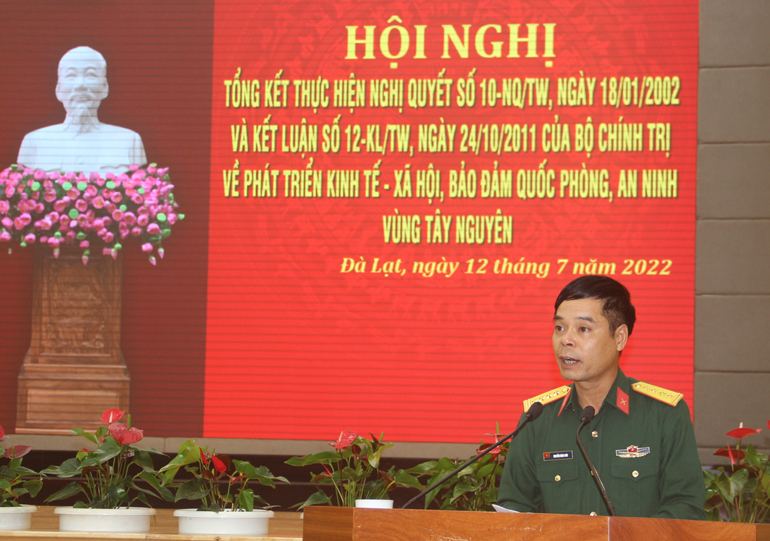 Các đại biểu trình bày tham luận tại hội nghị