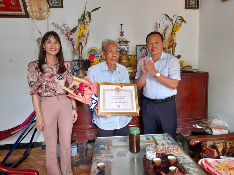 Đạ Tẻh: Trao Huy hiệu 60 năm tuổi Đảng trước thời hạn cho 2 đảng viên