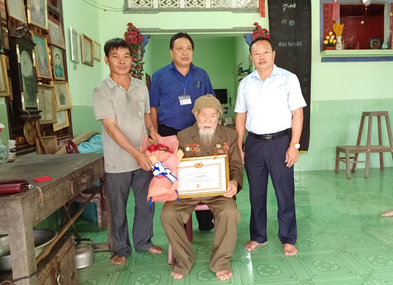 Đồng chí Mã Ích Phăn tự hào khi được nhận Huy hiệu 60 năm tuổi Đảng trước thời hạn dịp này